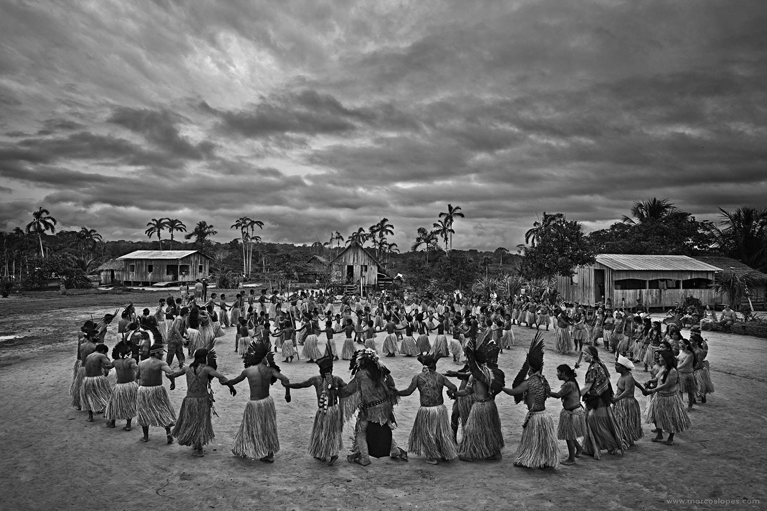 Dança na aldeia Yawanawá, no lançamento do projeto de habitação de autoria do escritório de arquitetura Rosenbaum