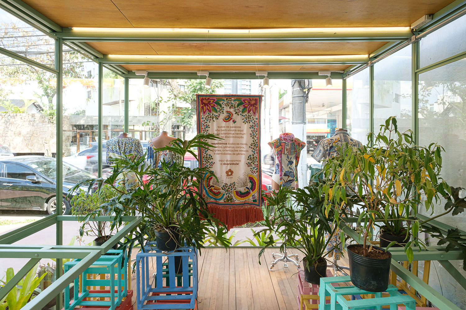 Interior da loja Farm, no bairro de Moema, em São Paulo, Brasil. Projeto do escritório de arquitetura Rosenbaum.