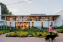 Fachada da loja Farm, no bairro de Moema, em São Paulo, Brasil. Projeto do escritório de arquitetura Rosenbaum.