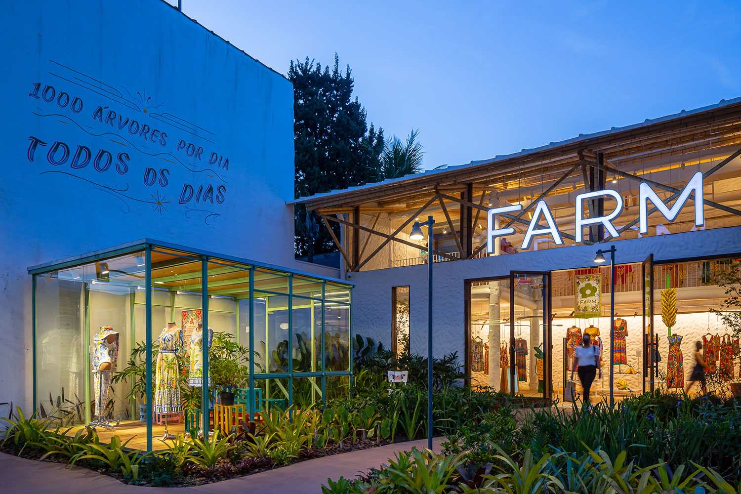 Fachada da loja Farm, no bairro de Moema, em São Paulo, Brasil. Projeto do escritório de arquitetura Rosenbaum.